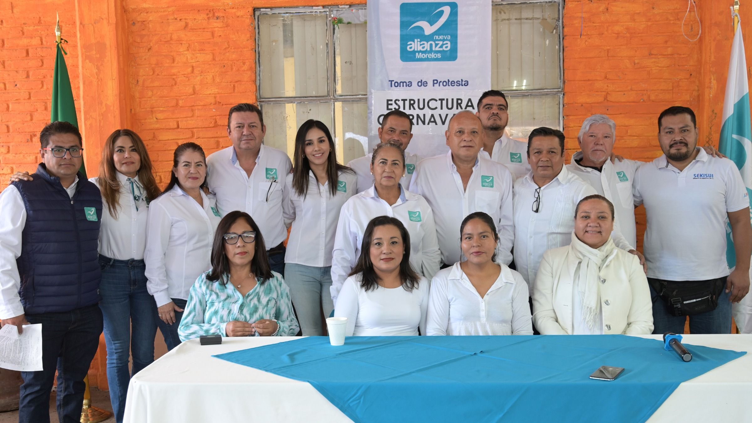 Integrantes de la estructura de Nueva Alianza Morelos en Cuernavaca, reunidos en grupo durante su toma de protesta.